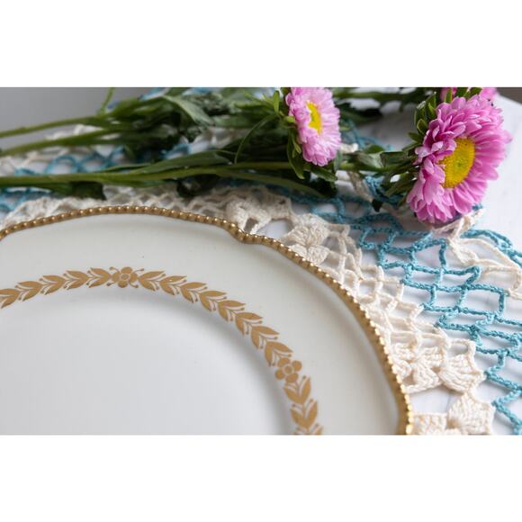 Castleton Laurel pattern Lunch Plates: Timeless Elegance for Your Table Setting - Picture 5 of 6